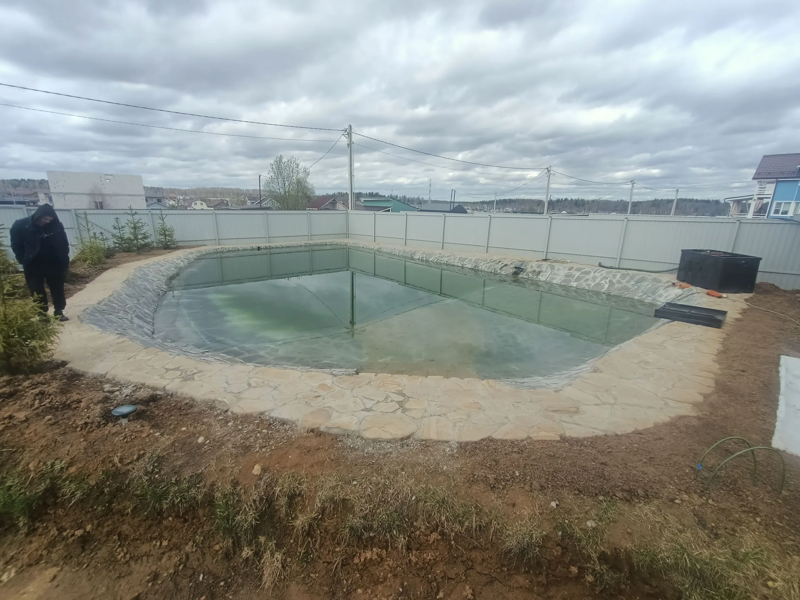 Кромка вдоль ограждения