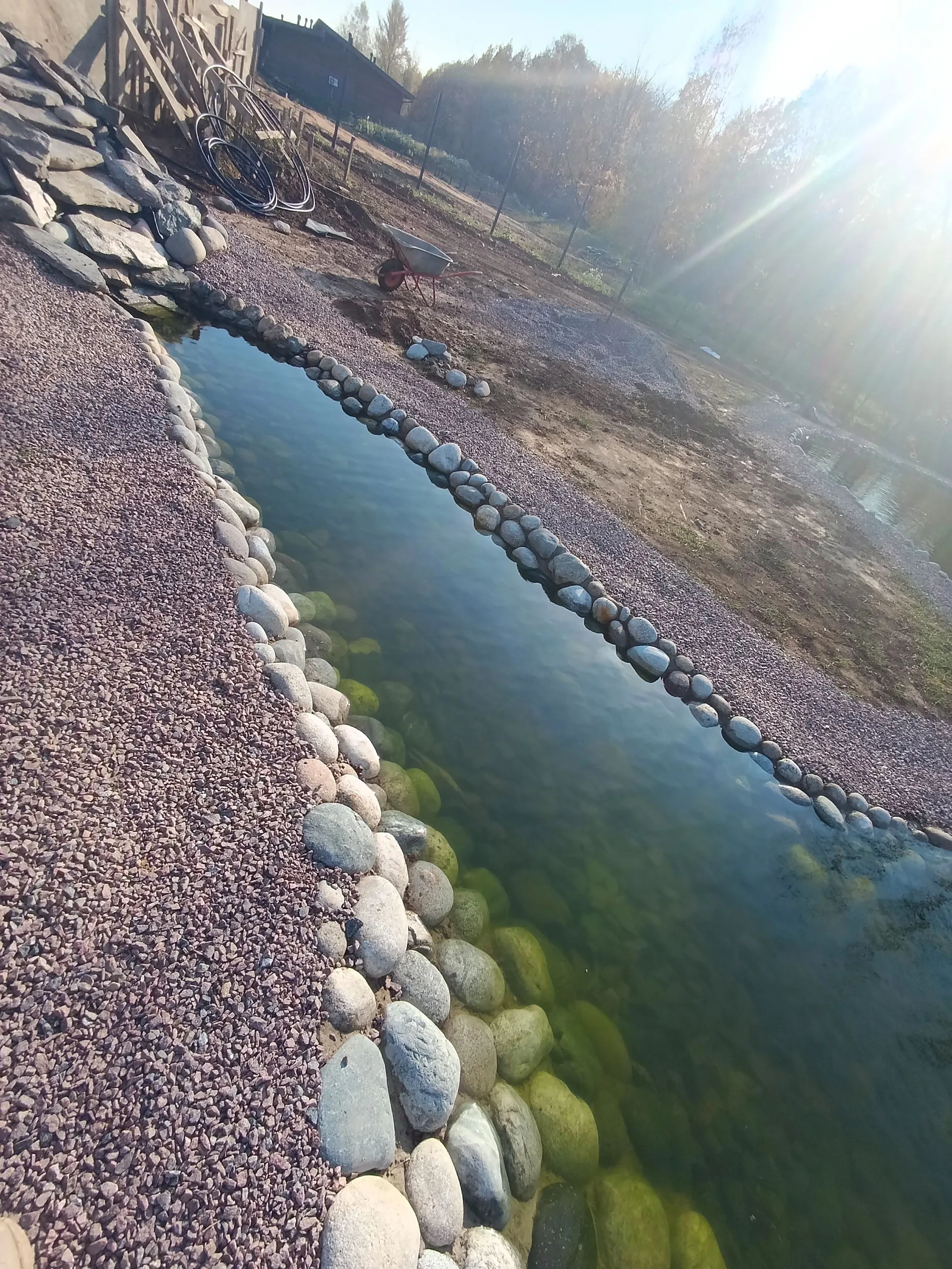 Валун и галька у воды